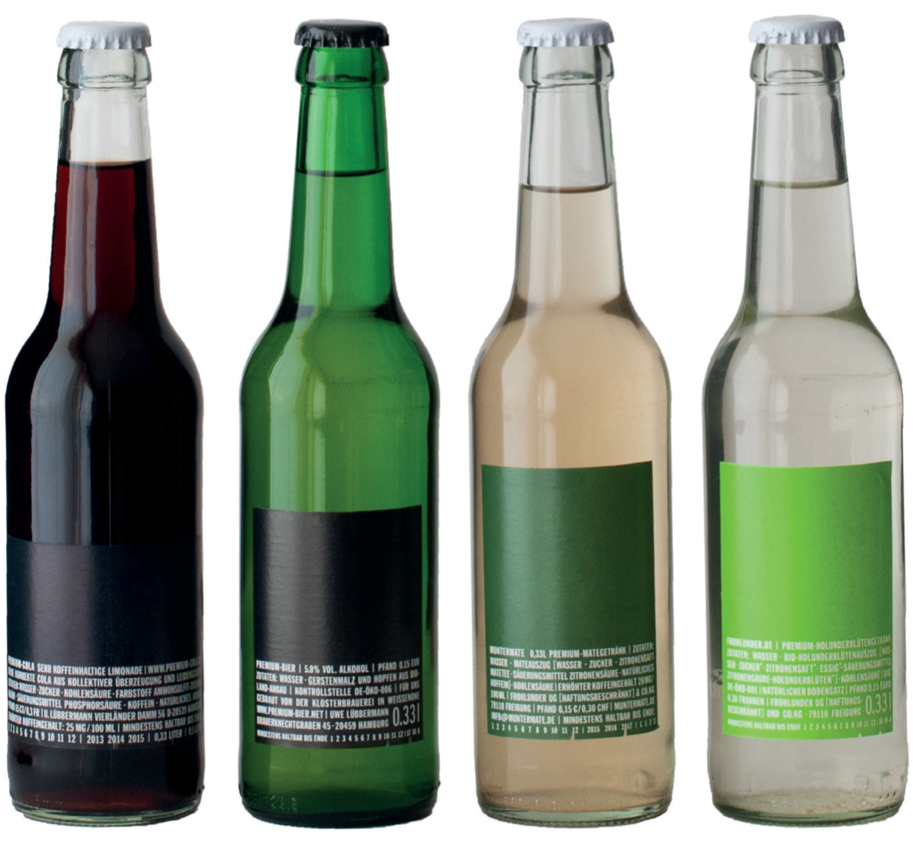 Abgebildet sind vier 0,33l Flaschen der Sorten Cola, Bier, Mate & Holunder